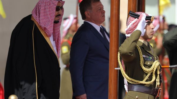 تم توقيع الاتفاقيات مساء الاثنين بحضور العاهل الاردني الملك عبد الله الثاني والملك سلمان بن عبد العزيز