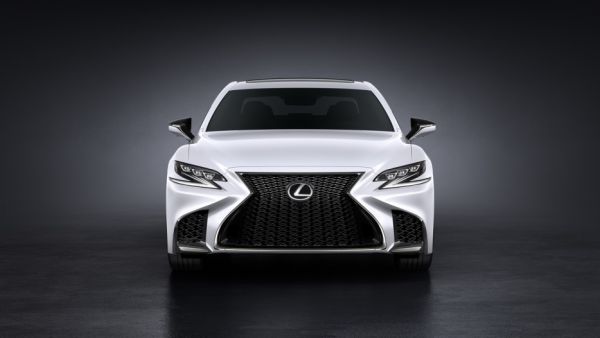 من الخارج تتميز LS F-Sport عن الفئة الأساسية بمقدمة يطغى عليها اللون الأسود بالشبك الأمامي الرياضي