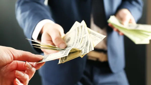 كل المعاملات البنكية والعقود وإيصالات السداد مستندات هامة فاحتفظ بها وطالب باسترداد ما سبق تقديمه قبل عقد التسوية ولم يصبح له محل بعض عقد التسوية