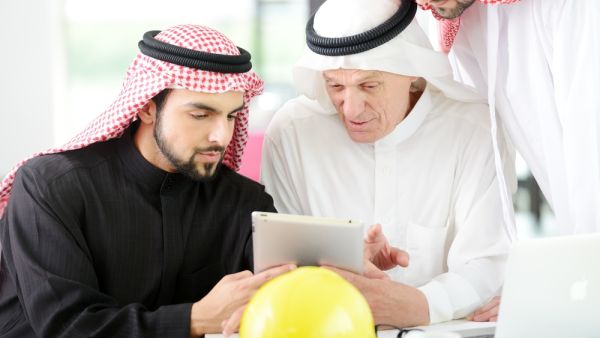 المرشد يعطي إرشادات أو أفكاراً ويترك القرار بيد المتلقي