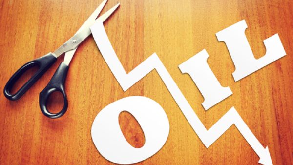 هبطت أسعار النفط إلى أدنى مستوى لها منذ عام 2003 في بداية التعامل اليوم الاثنين