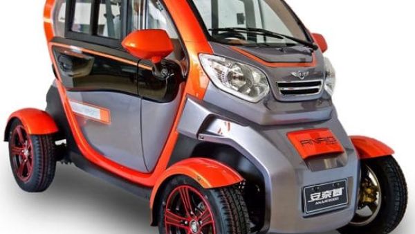 E-ROAD تكشف عن أول سيارة كهربائية يمكن قيادتها بدون رخصة