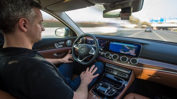 من دبي إلى أبوظبي مرسيدس E-Class تسير بدون تحكم سائقها!