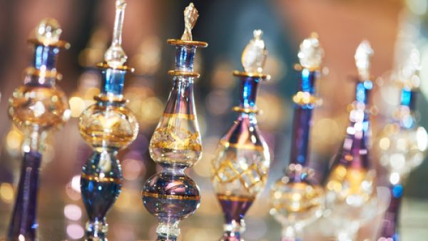 تعد الإمارات من أكبر أسواق المنطقة للعطور وأدوات ومنتجات الرعاية الشخصية في المنطقة حيث بلغ حجم مبيعات العطور في الدولة 401 مليون دولار في 2014