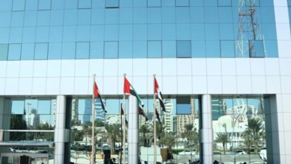 علم الإمارات أمام مبنى الدائرة بالعاصمة أبوظبي