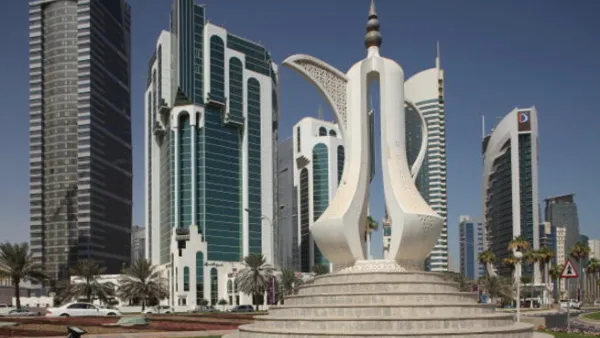تشير مجلة فوربز التي كانت قد أعلنت مؤخرًا أن قطر تعتبر الدولة الأغنى في العالم، واستطاعت جذب الشركات المالية متعددة الجنسيات والكليات التابعة للجامعات الأميركية الشهيرة