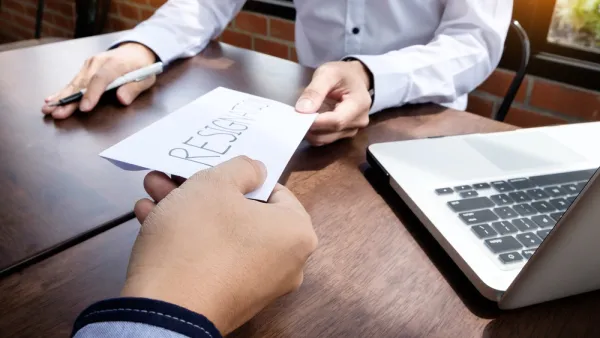 العلاقات الإيجابية مع الزملاء هي واحدة من المكونات الرئيسية لجو عمل جيد