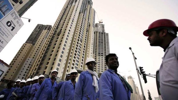 كانت صحيفة وول ستريت الأميركية أشارت إلى توجه سعودي لتقليص فترة إقامة العمالة الأجنبية إلى 8 سنوات غير قابلة للتجديد، كأحد الحلول المطروحة لمعالجة البطالة والحد من التأثيرات السلبية للأزمة العالمية على السعودية