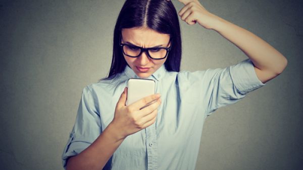 التطبيقات المثبتة مسبقاً المعروفة باسم Bloatware والتي تقوم الشركة المصنعة للهاتف بتنزيلها مسبقاً مع نظام_التشغيل تعتبر من العوامل التي تستهلك موارد الجهاز.
