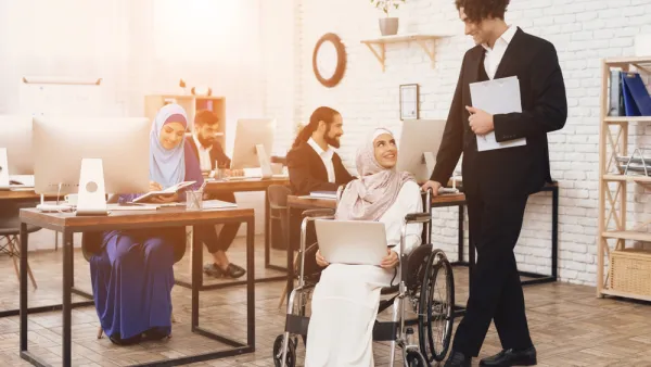 في الإمارات، كانت أدنى نسبة 31% تسعى للحصول على عمل بدوام كامل و58% من المواطنين الذين يعملون بدوام كامل صنفوا وظائفهم بأنها جيدة و12% صنفوها على أنها ممتازة