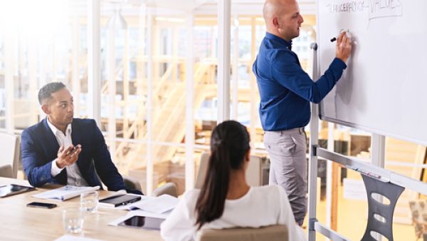 إذا أردت الحصول على إستراتيجية مثبتة ومجربّة لمساعدتك في تنمية عملك التجاري، فإنه لمن الحكمة العمل بنصائح القادة الناجحين