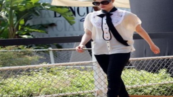 عليكى بمحاولة تغطية وجهك وشعرك قدر الامكان مع إرتداء النظارة الشمسية طوال النهار للحفاظ على الجلد حول العين مما يقلل حجم الضرر 