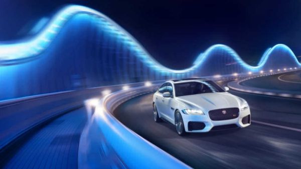 الشكل العام لسيارة جاكوار XF L ذات قاعدة العجلات الطويلة متطابق تماماً مع النسخة العادية جاكوار XF