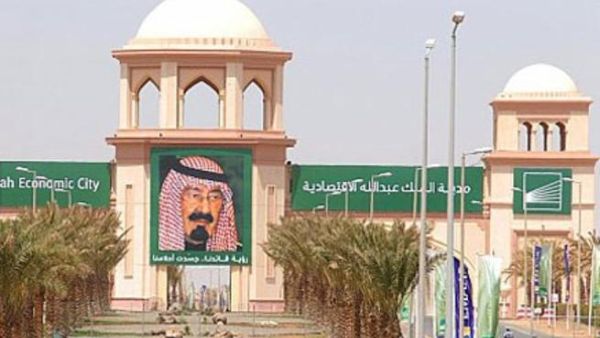بدأت وزارة العمل اعتباراً من يوم السبت، تطبيق قرار رفع تكلفة العمالة الوافدة بتحصيل مقابل مالي يبلغ 200 ريال شهرياً