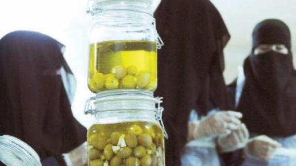 Veil-clad women work at a factory for pickling olives and dates in the northern city of Tabuk (Source: Saudi Gazzette). 
