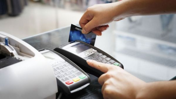 عملية التمرير المزدوج تمكن التاجر من تخزين بيانات بطاقة العميل السرية وفي حال تم اختراق النظام الخاص بالمحل التجاري قد تتعرض البطاقة للتزوير أو لإجراء عمليات دفع مزورة