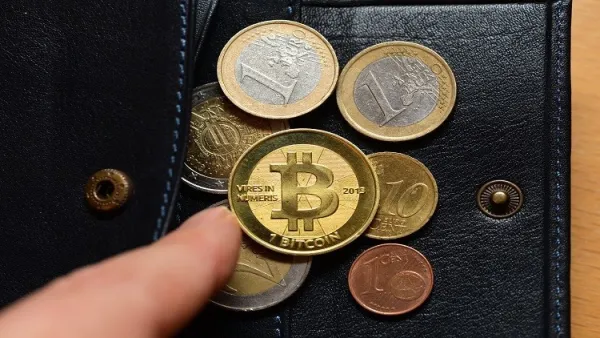 "بيتكوين" هي عملة إلكترونية لا يوجد لها بديل فيزيائي ويتم تداولها عبر الإنترنت فقط