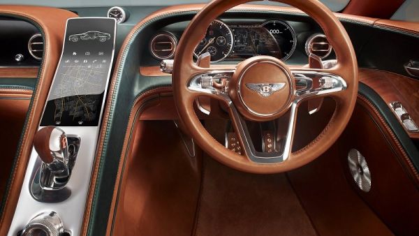 كانت سيارة بنتلي بينتايجا هي أول سيارة SUV لإنتاجية في تاريخ الشركة العريقة حيث لقيت إستحسان كبير من المتابعين وحتى من النقاد بسبب تصميمها الفريد وأدائها الرائع