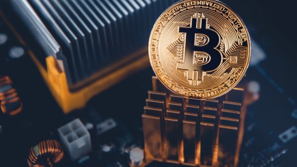 الصين تعتزم حظر تعدين عملة بتكوين الافتراضية