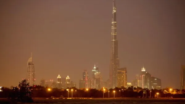 تمكنت الإمارات وتحديداً دبي من احتلال مكانة متقدمة على الخريطة الاستثمارية والتجارية العالمية، كونها وجهة مفضلة للشركات ورجال الأعمال، وذلك بفضل نجاحها في بناء بيئة استثمارية عصرية ومتطورة بالاعتماد على حزمة من المقومات التنافسية