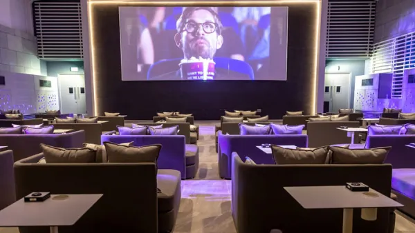 تقع السينما في الطابق الرابع من ألوفت سيتي سنتر ديرة، وتمتاز  بالقرب من مسبح واسع قريب وصالة شيشة
