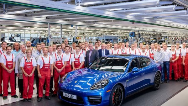 شكلت باناميرا قفزة نوعية في عالم السيارات وذلك بجمعها للأداء الرياضية والفخامة العالية في سيارة سيدان مميزة