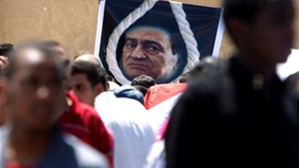 ان الفساد الذي ساد مصر سمح بتهريب ما بين 80 إلى 120 مليار دولار من الثورة المصرية إلى الخارج طوال 20 سنة في عهد مبارك؛ لتأتي مصر في المركز الثاني على مستوى الشرق الأوسط في ظاهرة هروب الأموال