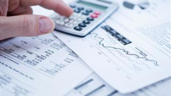 With interest rates on deposits at historic lows and faith in banks' strength shaken by the financial crisis, many retail investors have shifted assets from banks to online trading in currencies and bullion