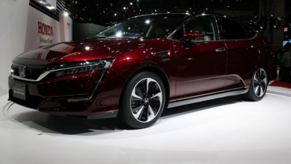 تصل سيارة هوندا كلاريتي إلى ولاية كاليفورنيا الأمريكية في وقت لاحق من هذا العام لتنافس بشكل خاص سيارة تويوتا ميراي التي تعمل على الهيدروجين أيضاً