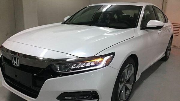 هوندا أكورد 2018 الجديدة كلياً كانت أحد السيارات الأكثر إثارة للحديث لحظة الكشف عنها، وذلك بسبب تصميمها الخارجي واختلافها كلياً عن سابقتها