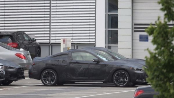 سيارة انفينيتي Q60 كوبيه