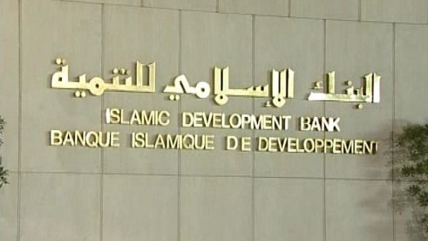 البلدان النامية – بما فيها الدول الإسلامية – تمتلك 64.6% حوالي 8.1 تريليون دولار من إجمالي الاحتياطات النقدية في العالم البالغة 12.6 تريليون دولار في 2013