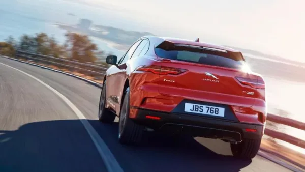 ستحوي “I-Pace” مساحة واسعة من الداخل، وستملك اثنين فقط من المقاعد، وليس ثلاثة كمثيلتها “Model X” من “تسلا”، ويعلو سقف زجاجي السيارة على امتدادها طولاً