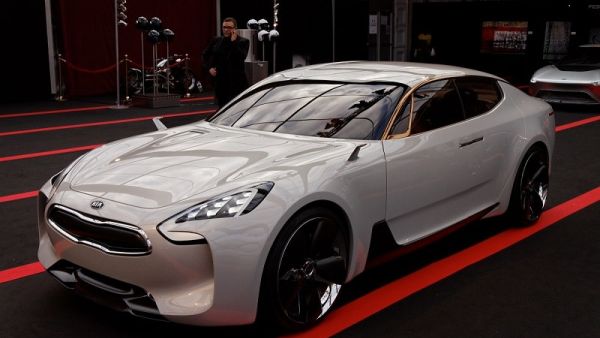 سيارة كيا جي تي الاختبارية مزودة بمحرك V6 مع شاحن توربيني مزدوج يولد قوة 395 حصان