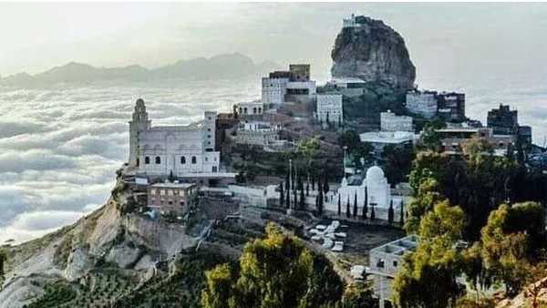 قرية الحطيب بُنيت على سفح جبل مرتفع جدا، إلى درجة أن السحب تجري والأمطار تتساقط من تحتها.