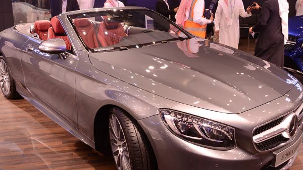 تتميز مرسيدس-بنز S-Class كابريو بتصميمها الرياضي المشابه لشقيقتها الكوبيه، ولكن بسقف قماشي قابل للطي وذو عزل عالي يتناسب مع فئة السيارة الفاخرة للغاية