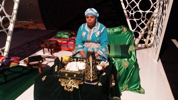 سيدة مغربية لنقش الحناء على أيدي النساء سيدة مغربية لنقش الحناء على أيدي النساء