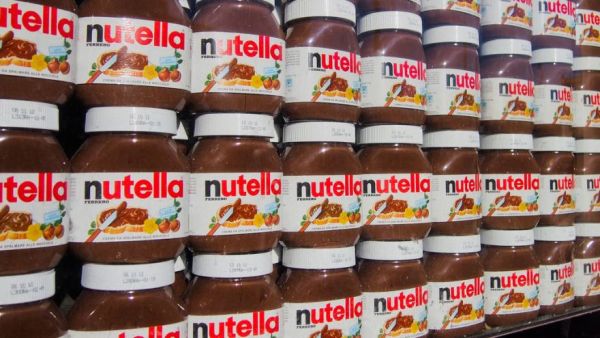 دعت الشركة الجميع لاقتراح اسم للإصدار المعروف حاليًا باسم Android N مع الإشارة إلى أنها اعتادت إطلاق أسماء حلوى تبدأ بأحرف حسب الترتيب الأبجدي للغة الإنجليزية