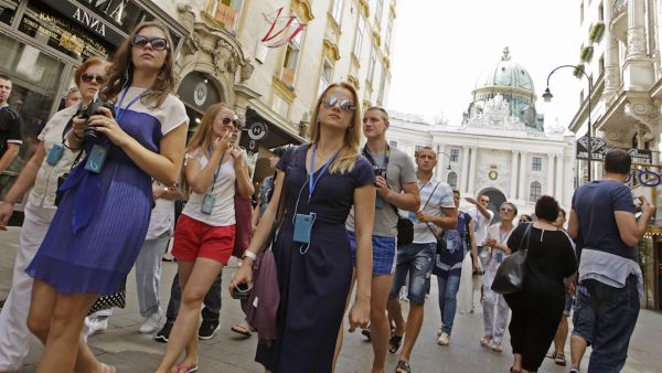 السكن في هذه الشوارع لا يشبه العيش في أي بقعة أخرى من العالم، فهناك، تتألق أفخم العلامات التجارية ودور الأزياء في العالم السكن في هذه الشوارع لا يشبه العيش في أي بقعة أخرى من العالم، فهناك، تتألق أفخم العلامات التجارية ودور الأزياء في العالم