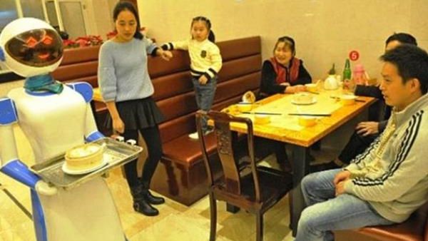 مطعم في شنغهاي يستخدم الروبوتات لخدمة الزبائن