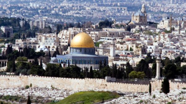 تبلغ الديون المتراكمة على السلطة الفلسطينية للبنوك المحلية والقطاع الخاص ومؤسسات مالية دولية ما يقارب أربعة مليارات دولار