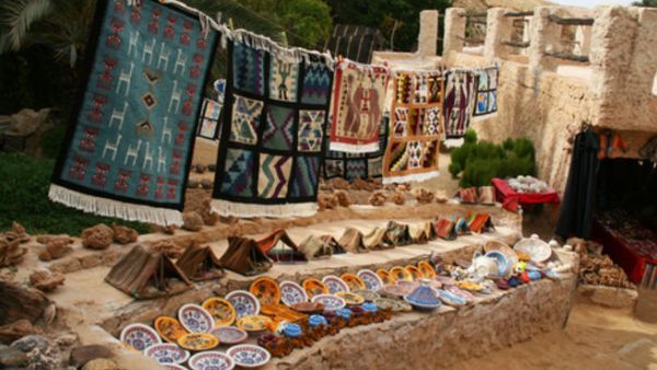 تأثرت تونس بتراجع إقبال السياح الأجانب على البلاد، بسبب الأوضاع السياسية المهزوزة والتهديدات الإرهابية التي عرفتها البلاد