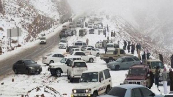 بدأ سقوط الثلوج على الأردن منذ مساء الخميس، إلا أنه تكثف بصورة أكبر مساء الجمعة وهطل بكميات كبيرة بصورة مفاجئة، ما أدى إلى إغلاق كافة الطرق في المملكة تقريباً، فيما أصبح الوصول إلى المطار الوحيد في العاصمة عمان مستحيلاً
