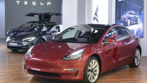 تيسلا مودل 3 تصل إلى أبوظبي