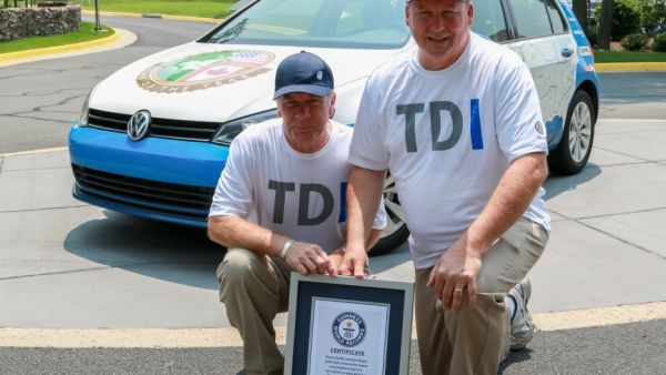 إستحق الإثنان شهادة من موسوعة جينيس لتحقيقهم الرقم القياسي في المحافظة على الوقود خلال السير لأطول مسافة