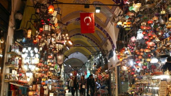 هبوط أسعار صرف العملة المحلية عادة ما يتسبب بارتفاع الأسعار، وارتفاع نسب البطالة، وانتشار منسوب الفقر