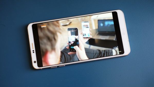 يتمتع هاتف LG G 6 بشاشة رباعية الوضوح العالي تقدم تجربة مشاهدة سينمائية فريدة من نوعها ويسهل حملها بيد واحدة، ويصل حجم الشاشة إلى 5.7 بوصة، بدقة 2880×1440 بكسل