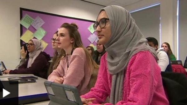 تعد الهنجليزية لغة رائجة في المناطق المدنية والحضرية في الهند، واللغة المفضلة لرجال الأعمال هناك