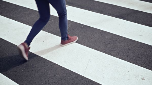 يتعيّن على المشاة عبور الطرق عند الإشارات أو عبر الجسور المخصصة