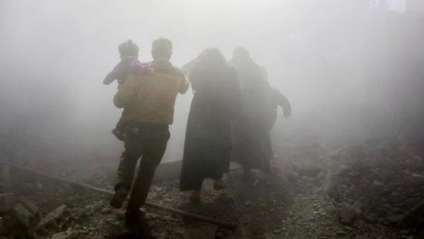 Syrian family flees amid air strikes in Eastern Ghouta (AFP/File Photo)
